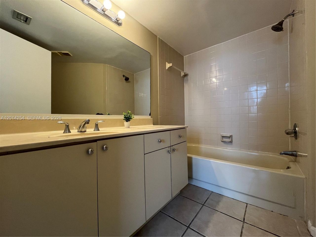 212 Lake Pointe Dr , Unit 209, Oakland Park, FL 33309 Photo