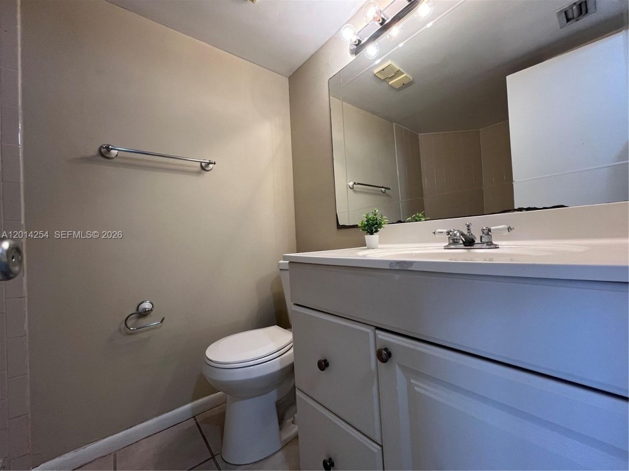 212 Lake Pointe Dr , Unit 209, Oakland Park, FL 33309 Photo