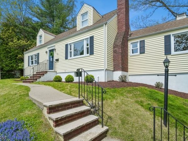 27 Dogwood Rd, Morris Plains, NJ 07950