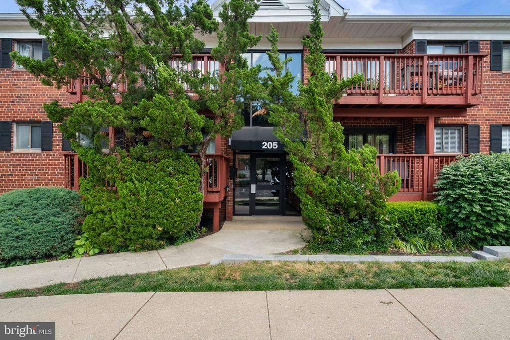 205 Skyhill Road, Unit 8, Alexandria, VA 22314 Main Photo