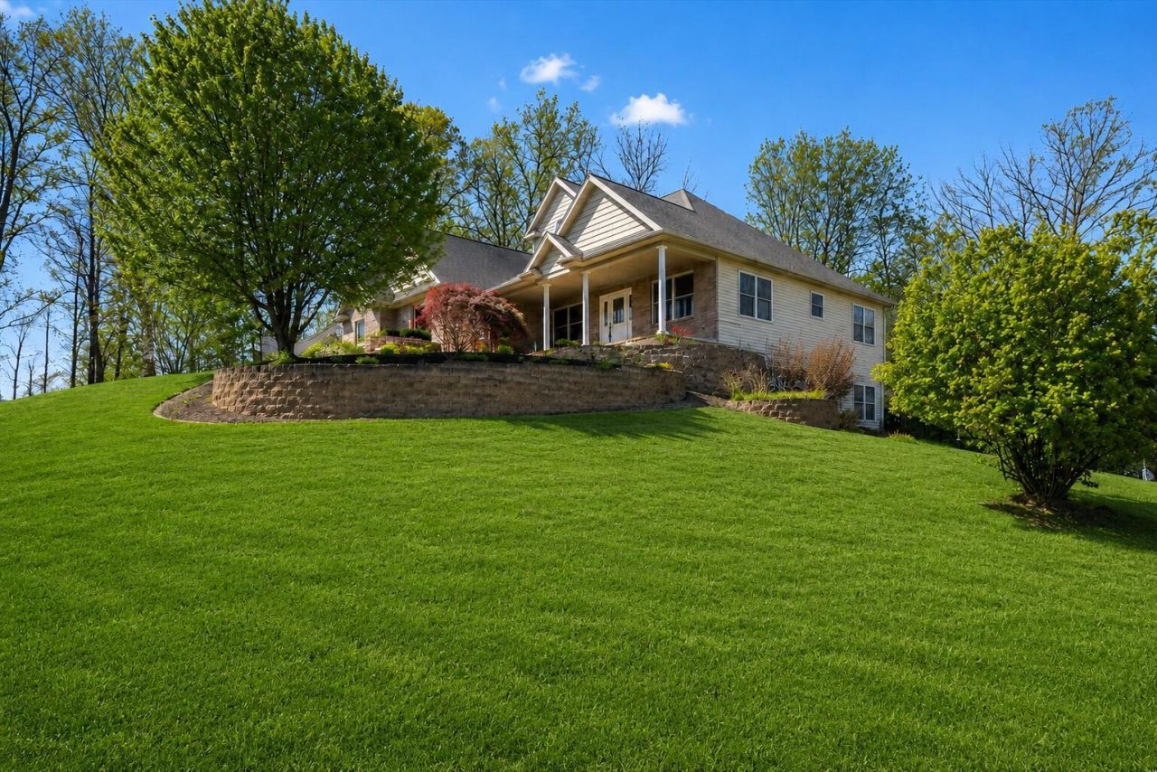 2112 Scenic Hills Drive, Jackson, MI 49201 Main Photo