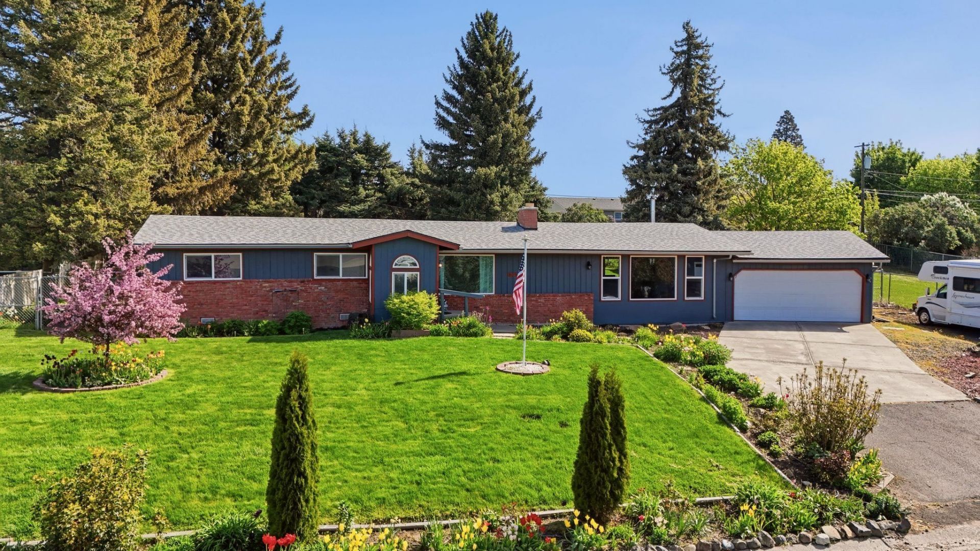 809 E Southview Ave, Colfax, WA 99111 Main Photo