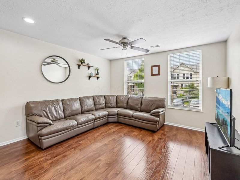 312 Oxford Oak Drive, Blacklick, OH 43004 Photo 3