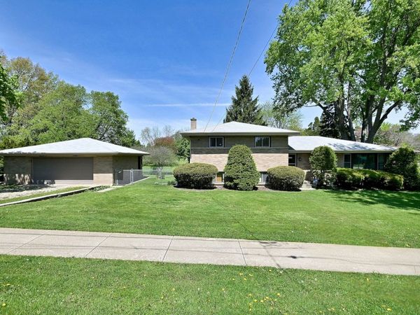 1030 W Kenilworth Avenue, Palatine, IL 60067