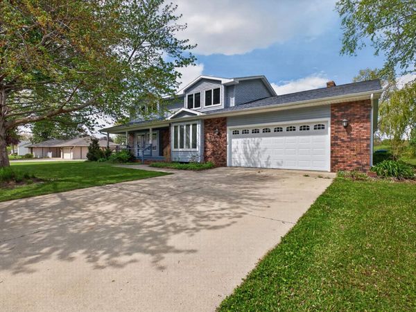 1828 Pinehurst Lane, Waterloo, IA 50701