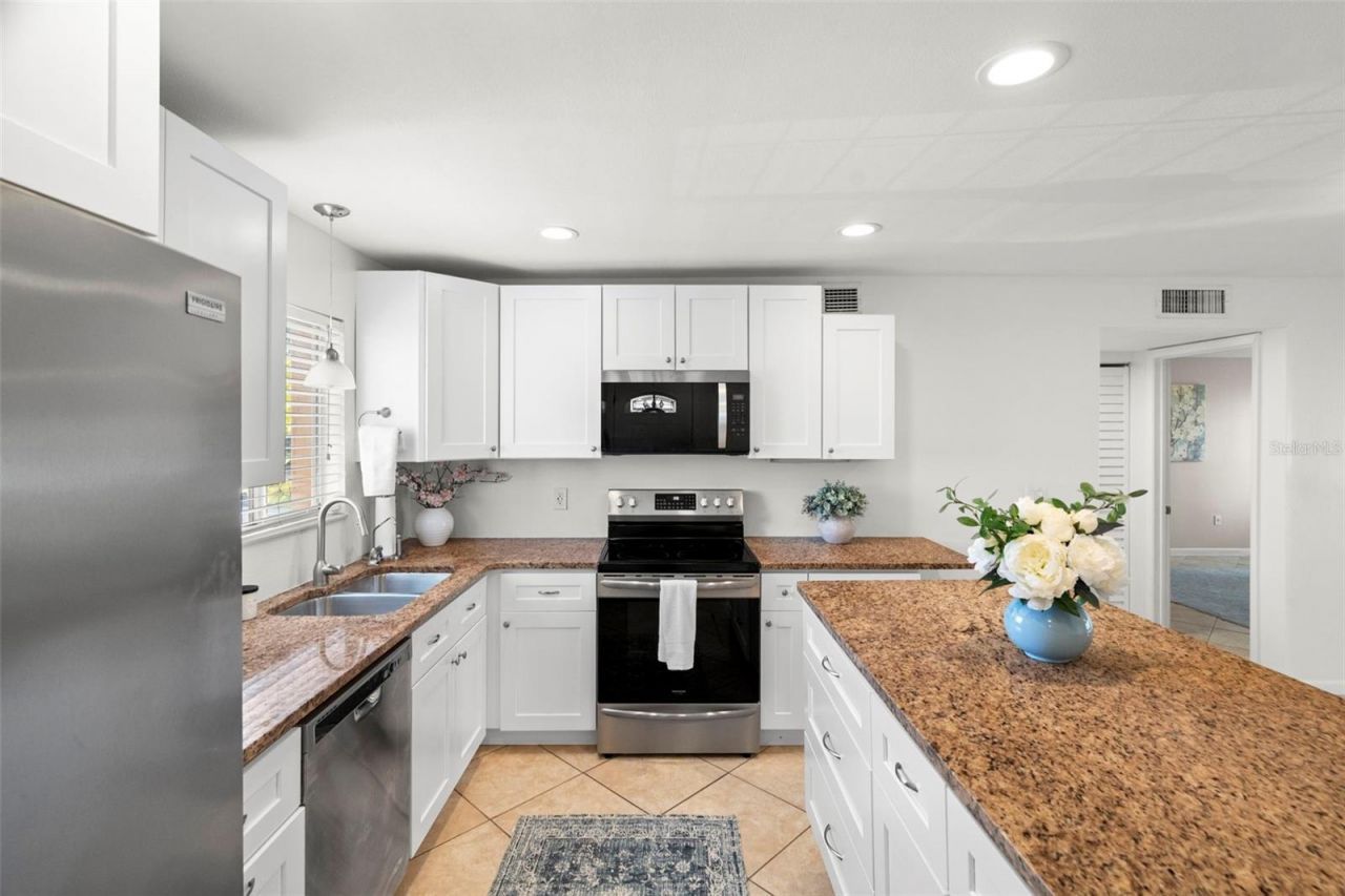657 99th Avenue N, Unit 101, Saint Petersburg, FL 33702 Photo