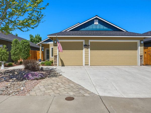 2933 NW Hemlock Lane, Redmond, OR 97756