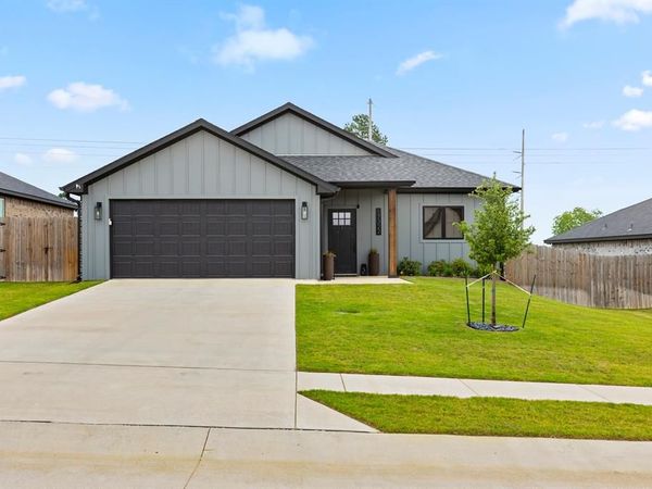 17322 Crossing Circle , Lindale, TX 75771
