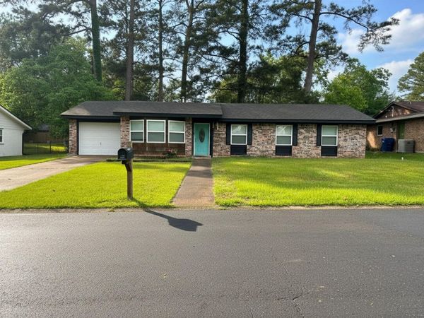 102 4th St , New Llano, LA 71446