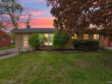 37022 Pinewood Road, Wayne, MI 48184