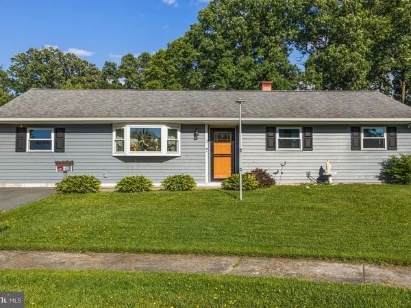 2 HOLLOWAY CIRCLE, NEWARK, DE 19713