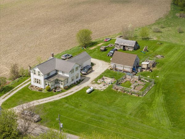 2830 Shady Lane Rd, Saukville, WI 53080
