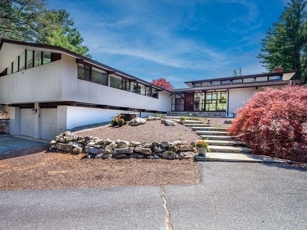 53 Stonehedge Road, Lincoln, MA 01773