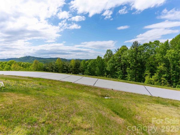 661 Whites Lake Boulevard, Saluda, NC 28773