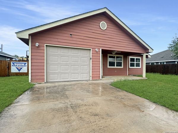 505 Indian Crossing, Jourdanton, TX 78026