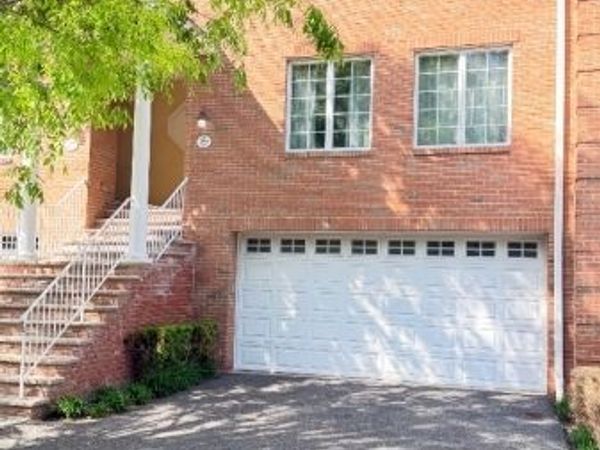 29 Skymark Ct, Upper Saddle River, NJ 07458