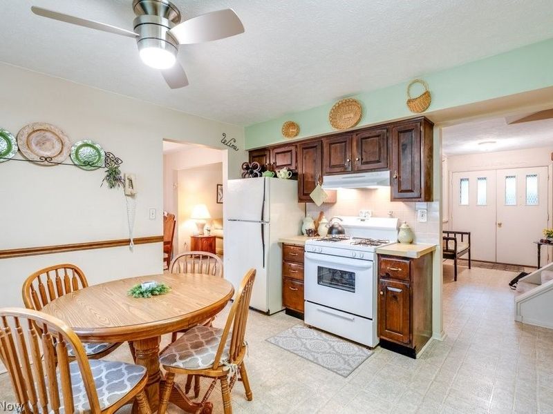 6100 Paisley Drive, North Olmsted, OH 44070 Photo 8