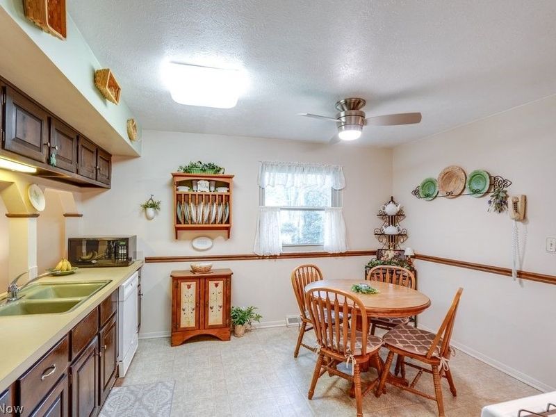 6100 Paisley Drive, North Olmsted, OH 44070 Photo 9