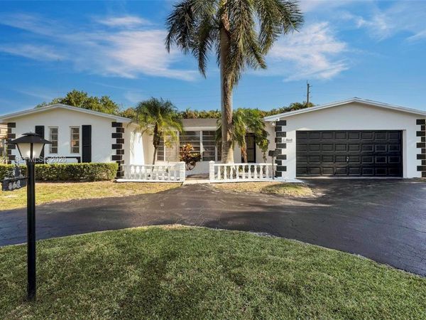 860 NW 207th St , Miami Gardens, FL 33169