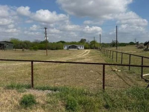 1235 Hoover ST, Luling, TX 78648