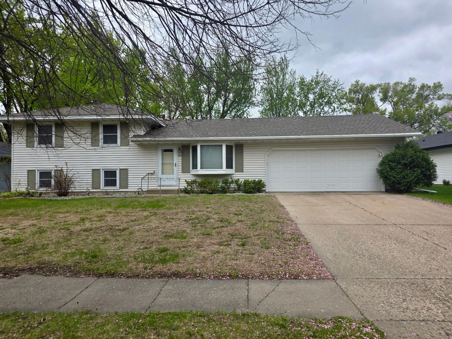 916 Oriole Drive, Apple Valley, MN 55124 Main Photo