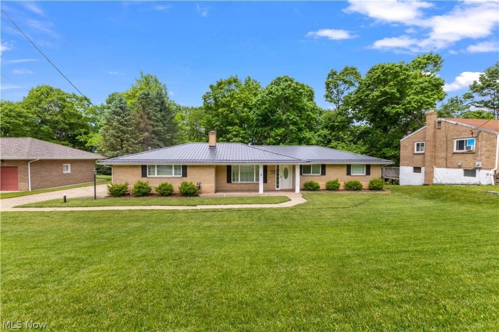 196 Pleasantview Dr, Weirton, WV 26062 Main Photo