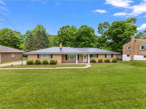 196 PLEASANTVIEW DR, Weirton, WV 26062