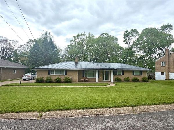 196 PLEASANTVIEW DR, Weirton, WV 26062