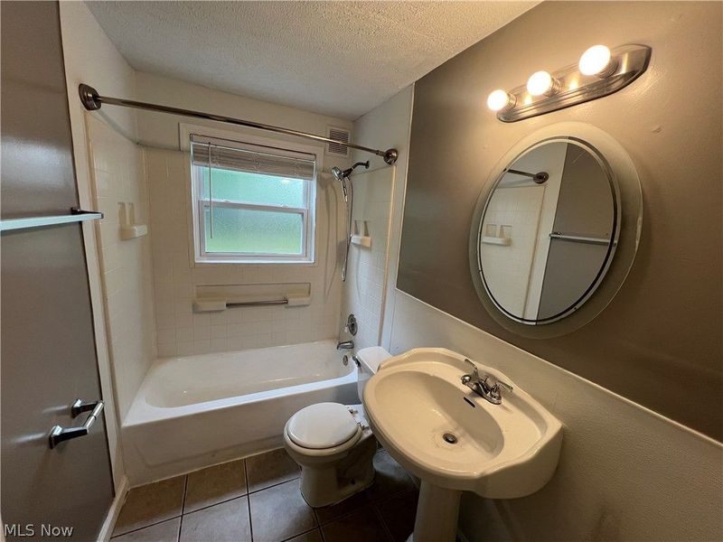 633 Blossom Drive, Lorain, OH 44052 Photo 8