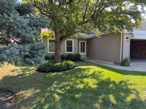 237 W Lakeside Drive , Vernon Hills, IL 60061