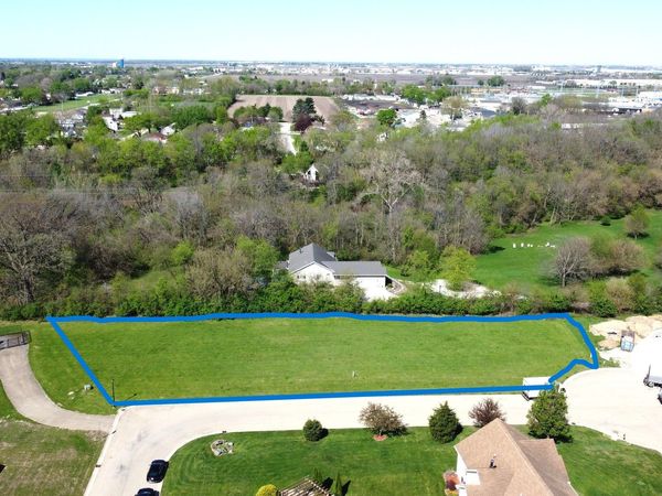 27 Cavalier Court , Lasalle, IL 61301