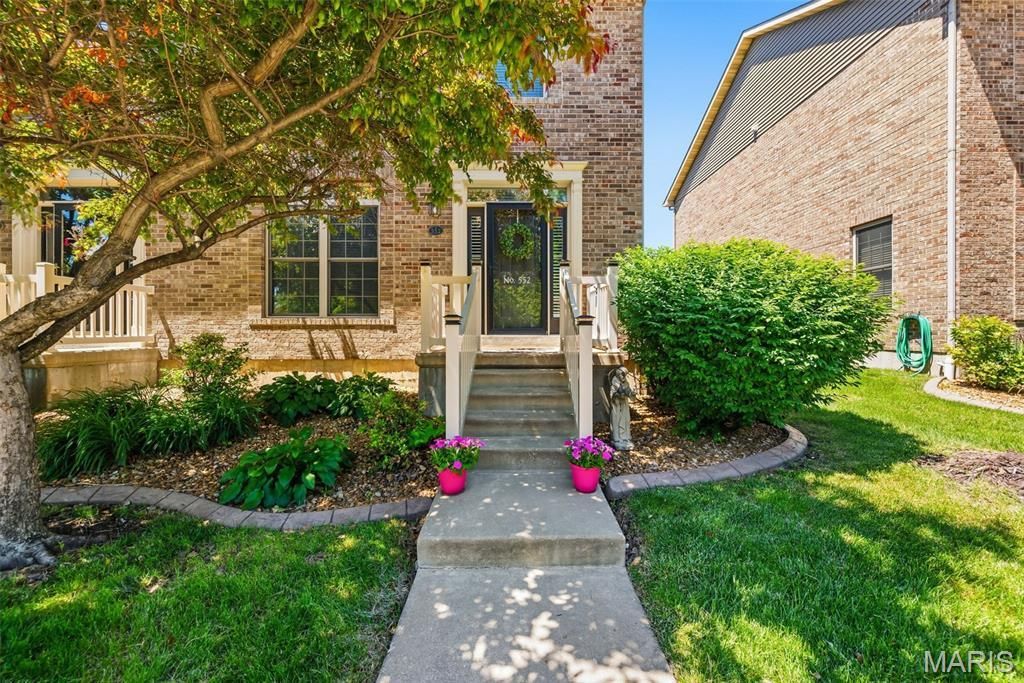 552 Queens Court Place, Saint Peters, MO 63376 Main Photo