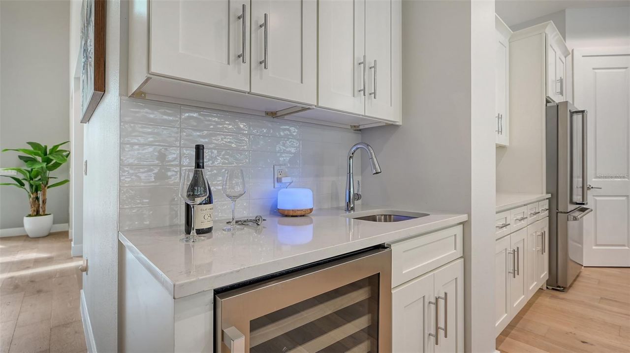 1537 Siesta Drive , Sarasota, FL 34239 Photo