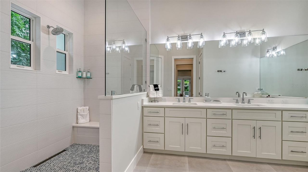 1537 Siesta Drive , Sarasota, FL 34239 Photo
