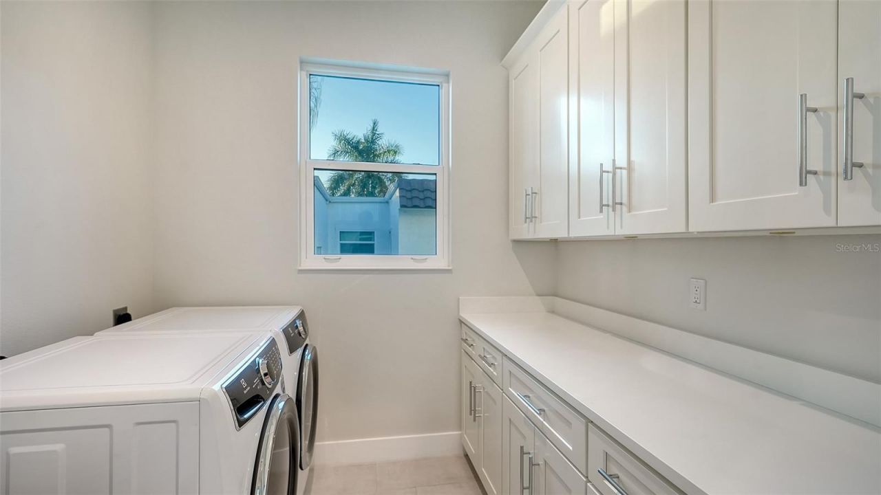 1537 Siesta Drive , Sarasota, FL 34239 Photo