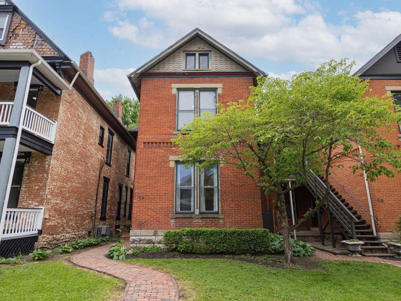 39 Clark Place, Columbus, OH 43201 Photo 2