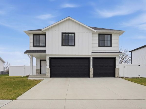 10158 Burgundy Drive, Horace, ND 58047