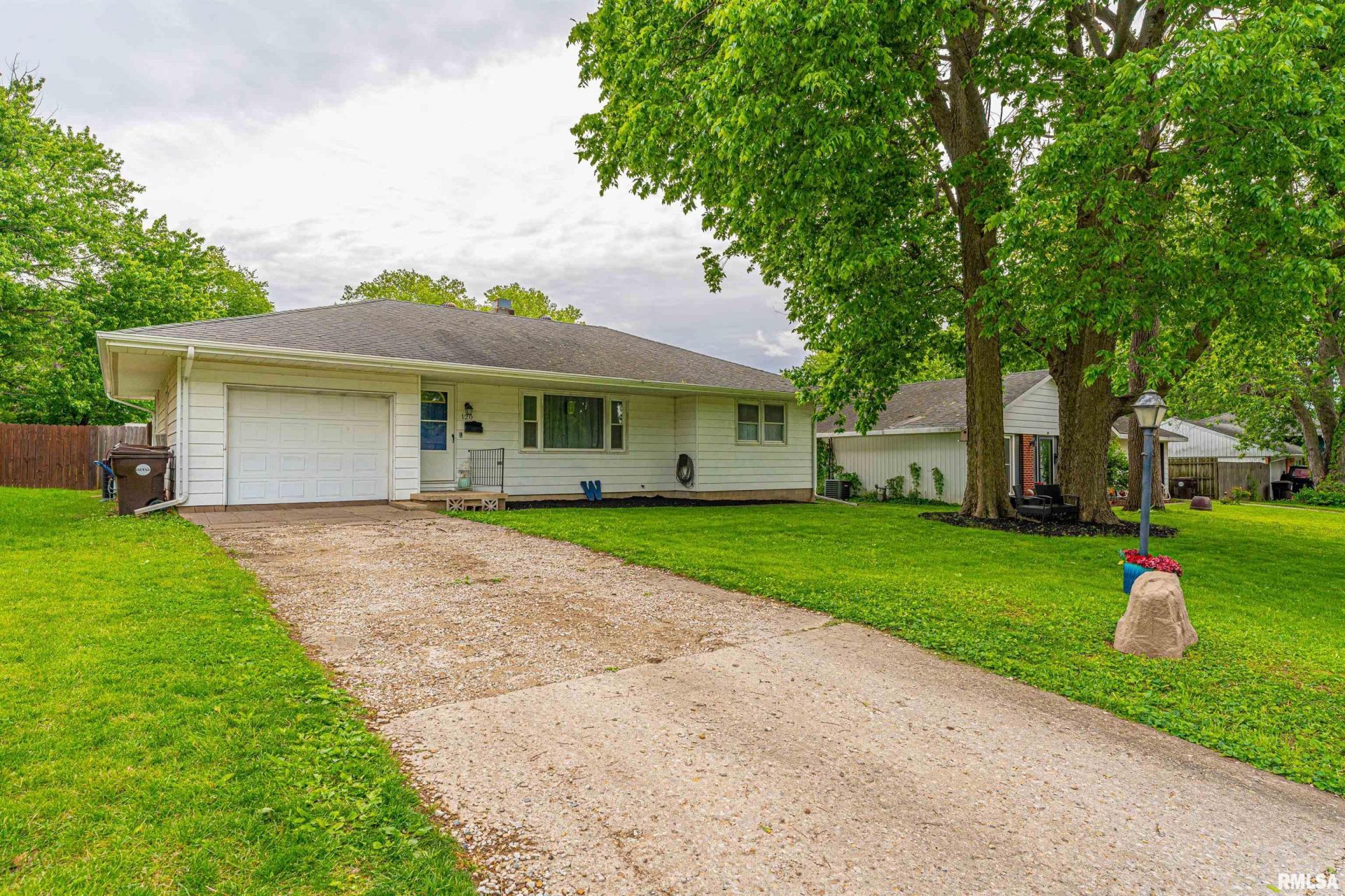 120 White Avenue, Lincoln, IL 62656 Main Photo