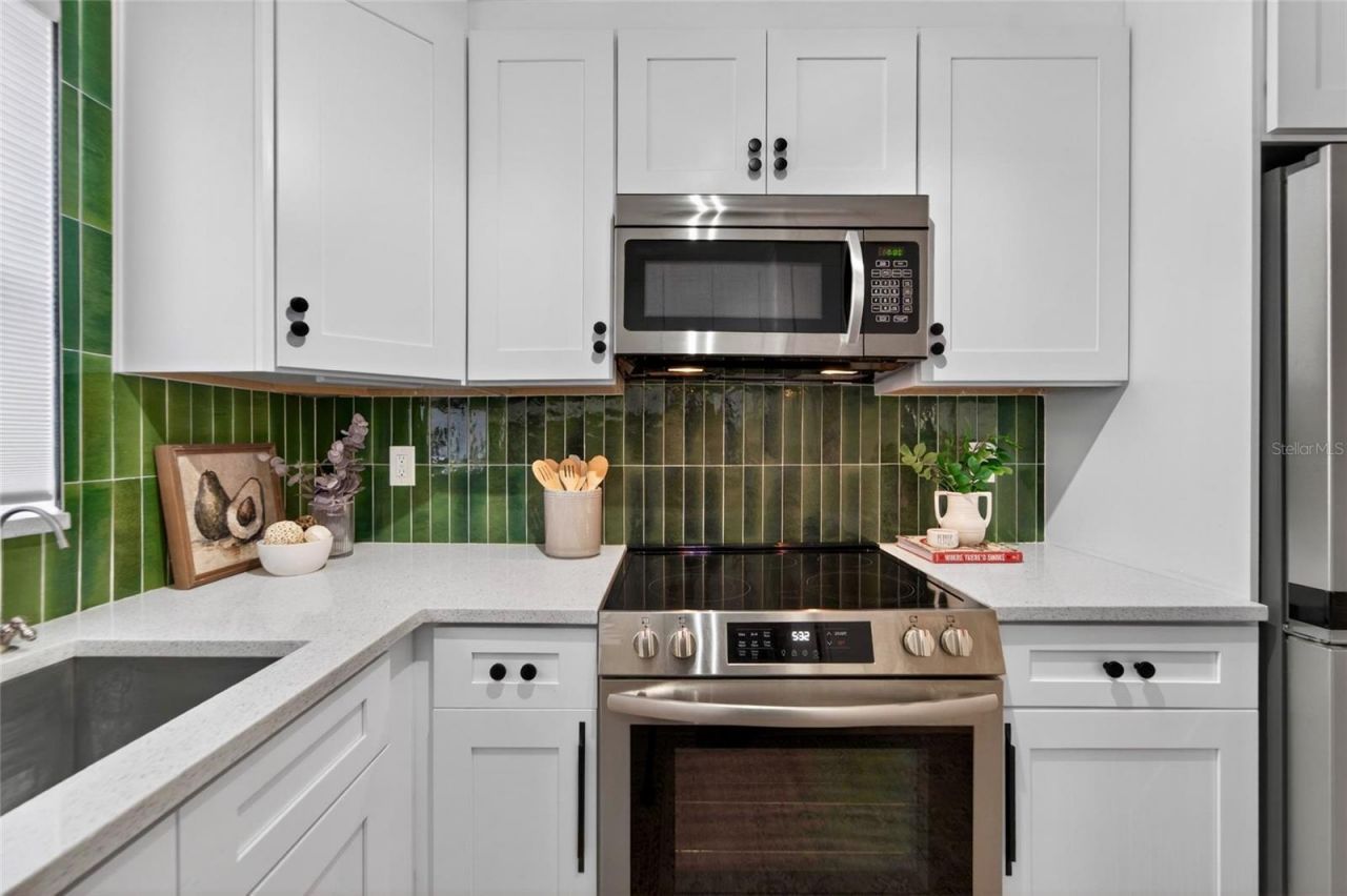 2575 Granada Circle E, Saint Petersburg, FL 33712 Photo