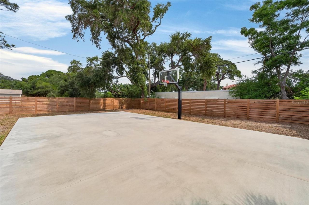 2575 Granada Circle E, Saint Petersburg, FL 33712 Photo