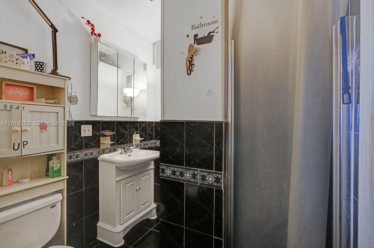 1379 NE 177th St, North Miami Beach, FL 33162 Photo
