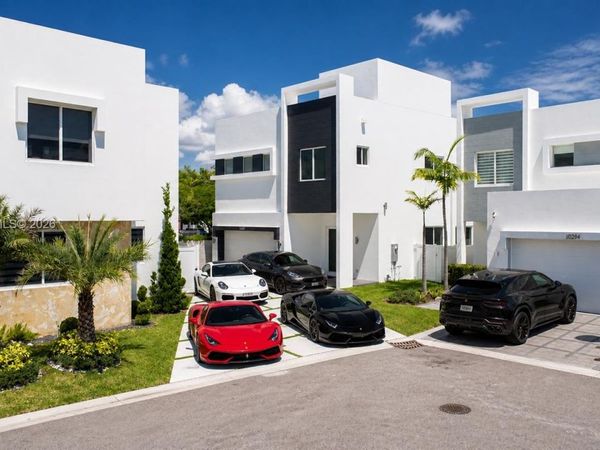 10381 NW 67th Ter, Doral, FL 33178