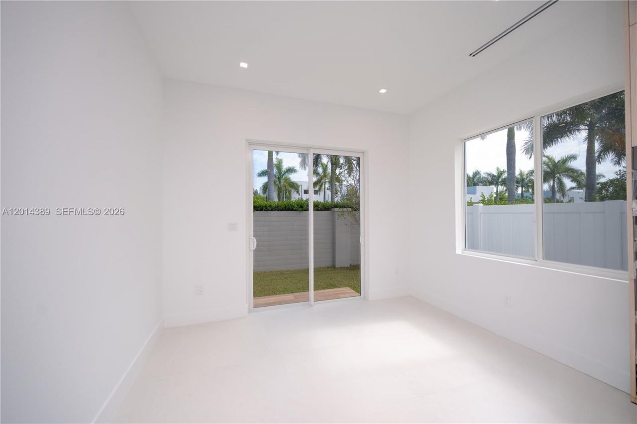 10381 NW 67th Ter, Doral, FL 33178 Photo