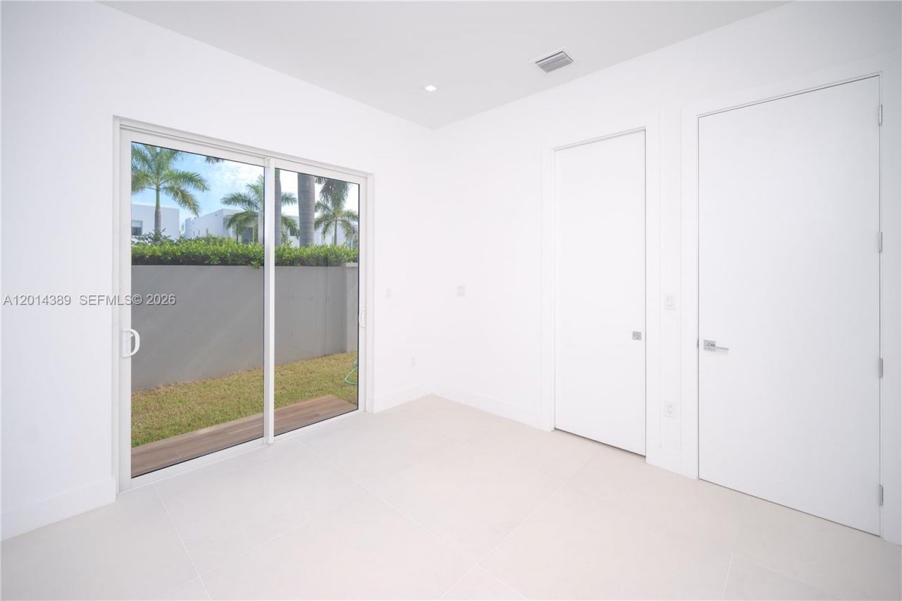 10381 NW 67th Ter, Doral, FL 33178 Photo