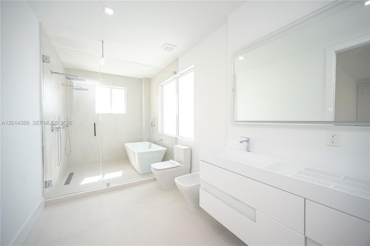 10381 NW 67th Ter, Doral, FL 33178 Photo