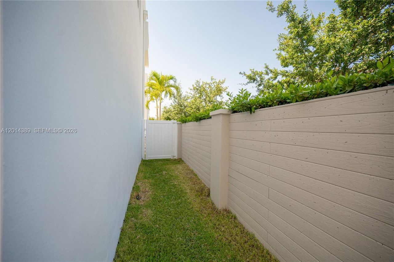 10381 NW 67th Ter, Doral, FL 33178 Photo