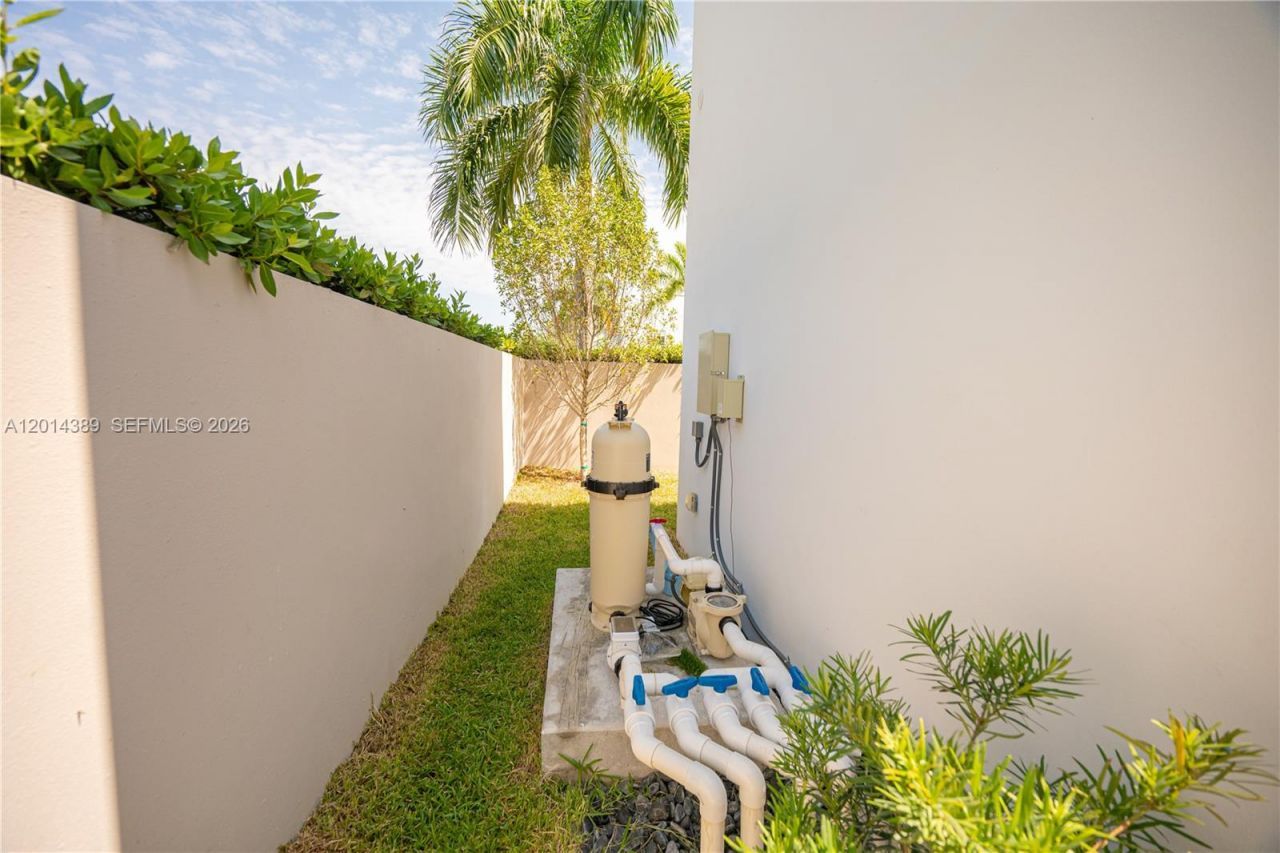 10381 NW 67th Ter, Doral, FL 33178 Photo