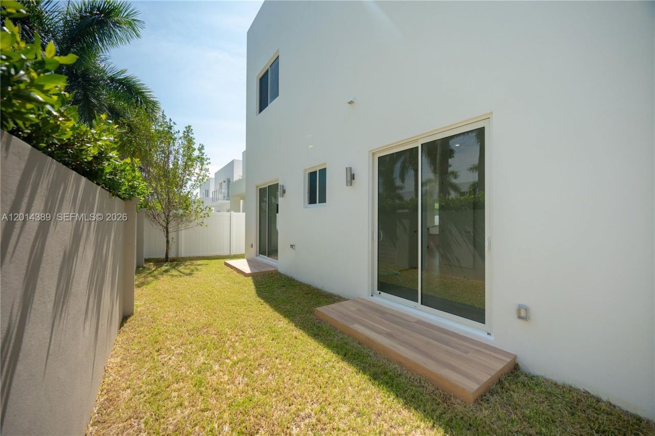 10381 NW 67th Ter, Doral, FL 33178 Photo