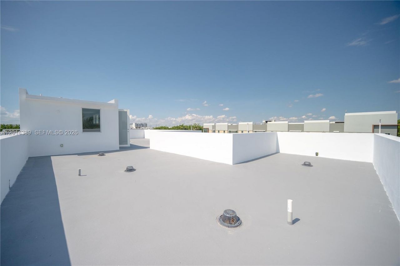 10381 NW 67th Ter, Doral, FL 33178 Photo