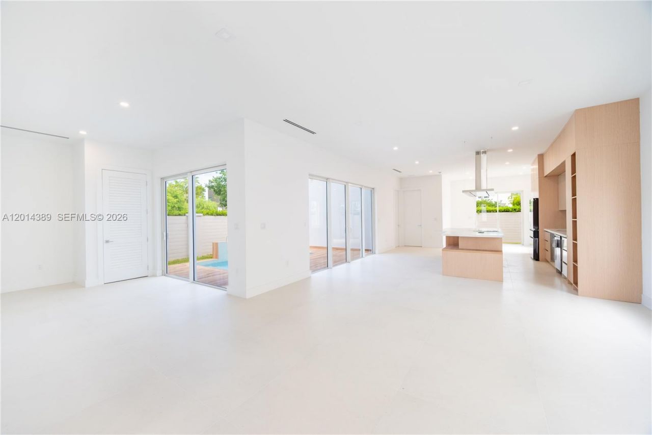 10381 NW 67th Ter, Doral, FL 33178 Photo